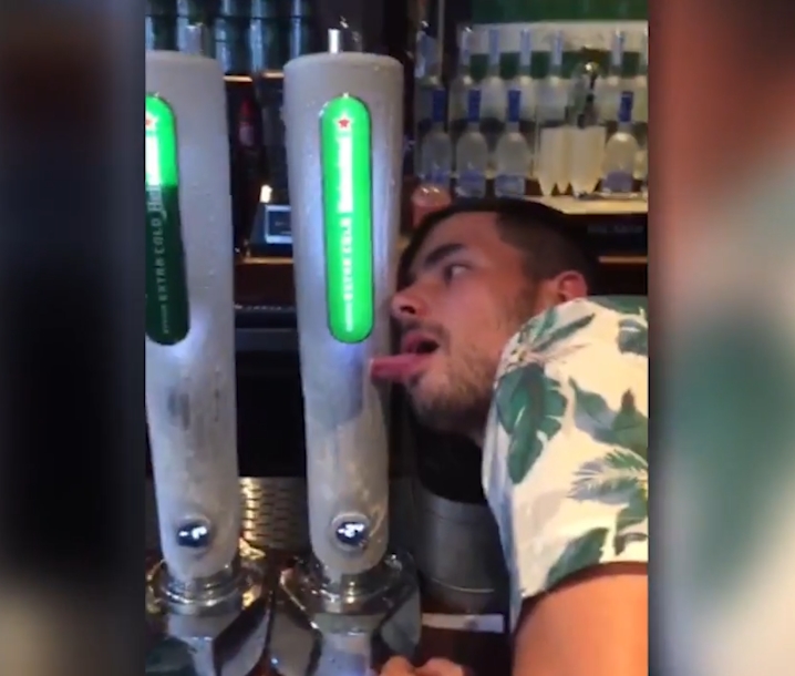 맥주 냉동펌프에 혀가 달라붙은 한 취객 모습(유튜브 영상 캡처)