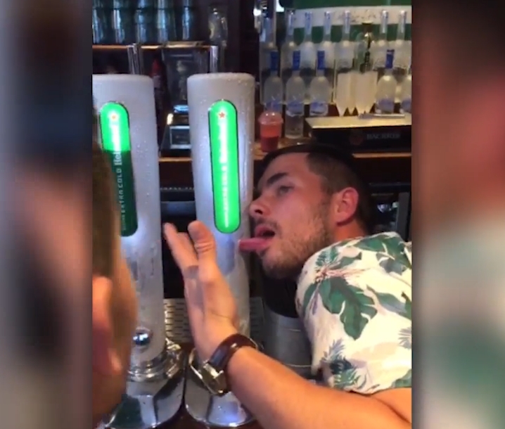 맥주 냉동펌프에 혀가 달라붙은 한 취객 모습(유튜브 영상 캡처)