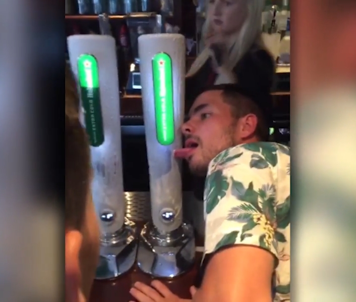 맥주 냉동펌프에 혀가 달라붙은 한 취객 모습(유튜브 영상 캡처)