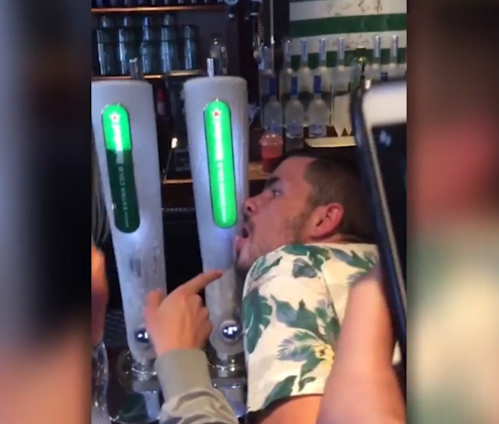 맥주 냉동펌프에 혀가 달라붙은 한 취객 모습(유튜브 영상 캡처)