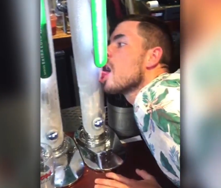 맥주 냉동펌프에 혀가 달라붙은 한 취객 모습(유튜브 영상 캡처)