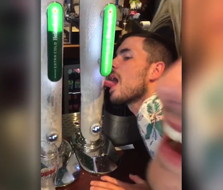 맥주 냉동펌프에 혀가 달라붙은 한 취객 모습(유튜브 영상 캡처)