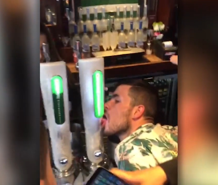 맥주 냉동펌프에 혀가 달라붙은 한 취객 모습(유튜브 영상 캡처)