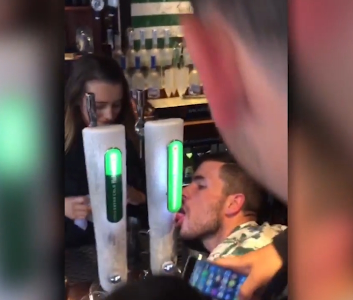 맥주 냉동펌프에 혀가 달라붙은 한 취객 모습(유튜브 영상 캡처)