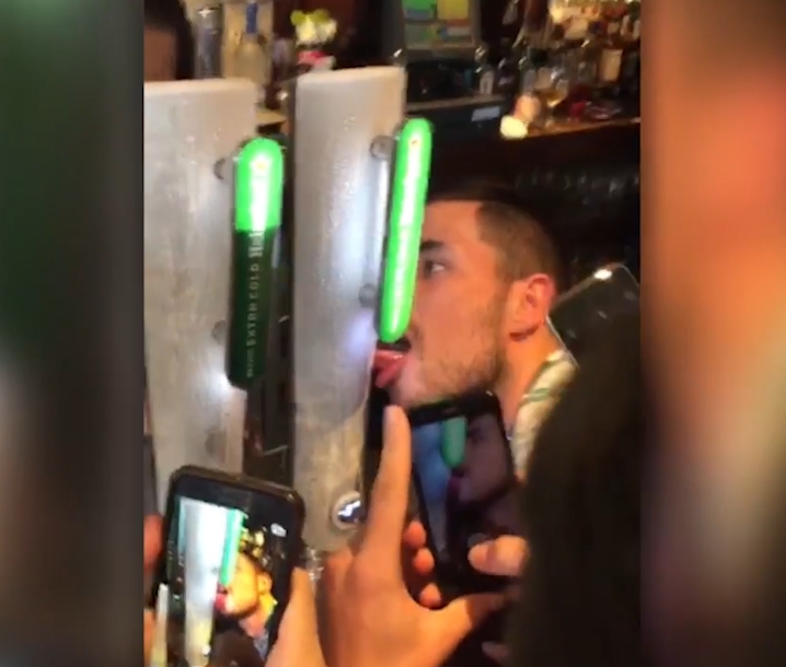 맥주 냉동펌프에 혀가 달라붙은 한 취객 모습(유튜브 영상 캡처)