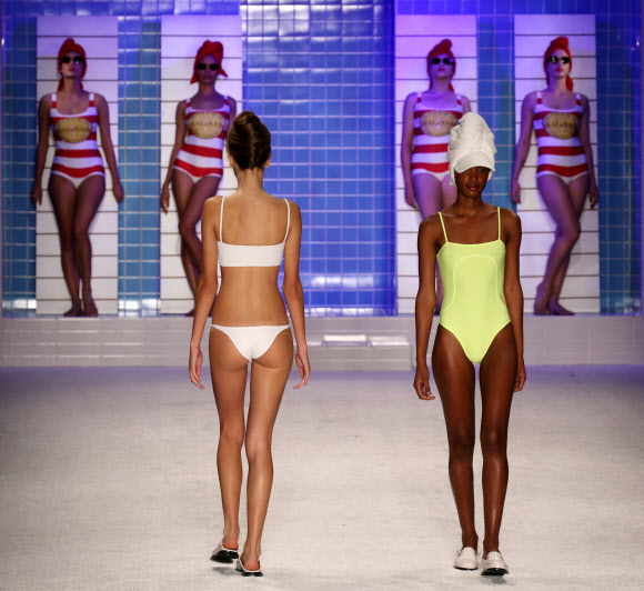 25일(현지시간) 브라질 상파울루에서 열린 상파울루 패션 위크에서 살리나스(Salinas)의 컬렉션을 모델들이 선보이고 있다. 로이터 연합뉴스