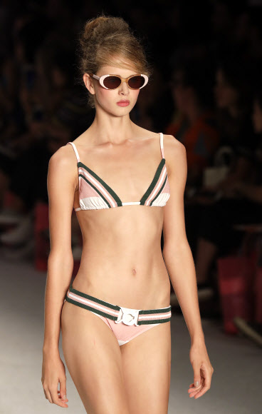 25일(현지시간) 브라질 상파울루에서 열린 상파울루 패션 위크에서 살리나스(Salinas)의 컬렉션을 모델이 선보이고 있다. AP 연합뉴스