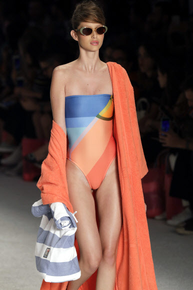 25일(현지시간) 브라질 상파울루에서 열린 상파울루 패션 위크에서 살리나스(Salinas)의 컬렉션을 모델이 선보이고 있다. AP 연합뉴스