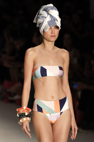 25일(현지시간) 브라질 상파울루에서 열린 상파울루 패션 위크에서 살리나스(Salinas)의 컬렉션을 모델이 선보이고 있다. AP 연합뉴스