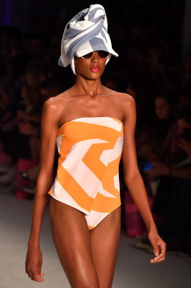 25일(현지시간) 브라질 상파울루에서 열린 상파울루 패션 위크에서 살리나스(Salinas)의 컬렉션을 모델이 선보이고 있다. AFP 연합뉴스