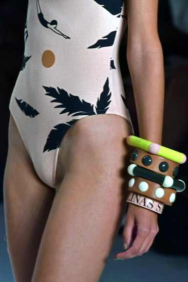 25일(현지시간) 브라질 상파울루에서 열린 상파울루 패션 위크에서 살리나스(Salinas)의 컬렉션을 모델이 선보이고 있다. AFP 연합뉴스