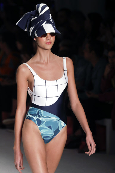 25일(현지시간) 브라질 상파울루에서 열린 상파울루 패션 위크에서 살리나스(Salinas)의 컬렉션을 모델이 선보이고 있다. AP 연합뉴스