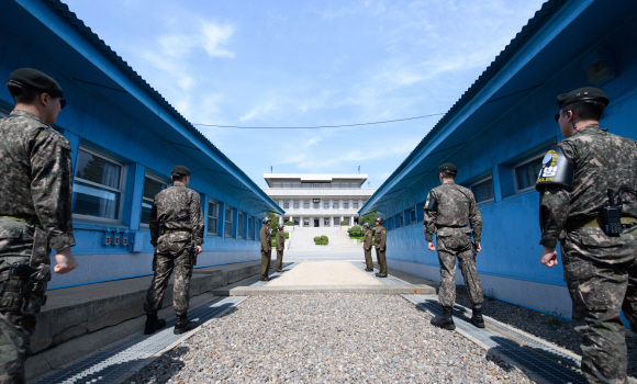 문재인 대통령과 김정은 북한 국무위원장이 만날 판문점 군사분계선을 JSA 경비대원과 북한군이 26일 경비하고 있다. 판문점 안주영 기자 jya@seoul.co.kr