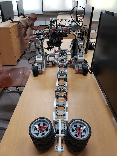 충암중 3학년인 정재선군이 코딩을 활용해 제작한 로봇인 ‘스피너 팩토리’. 이 로봇은 기다란 레일을 따라 이동하며 사용자가 원하는 색깔의 스피너(팽이)를 자동으로 조립한다.