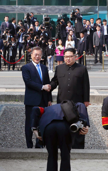 문재인 대통령과 김정은 북한 국무위원장이 27일 경기도 파주 판문점 군사분계선에서 만나 인사하고 있다.  안주영 기자 jya@seoul.co.kr