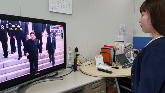 생방송으로 남북정상회담 상황 전하는 일본 NHK