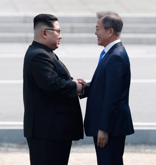 2018 남북정상회담이 열린 27일 오전 문재인 대통령과 김정은 북한 국무위원장이 판문점에서 만나 인사를 나누고 있다. 안주영 기자 jya@seoul.co.kr