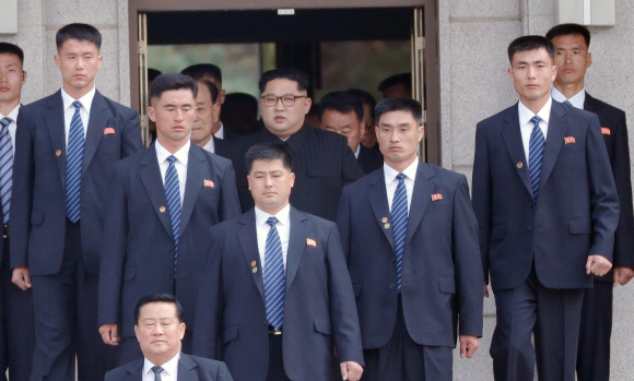 2018 남북정상회담이 열린 27일 오전 김정은 북한 국무위원장이 호위를 받으며 판문각을 나오고 있다.  안주영 기자 jya@seoul.co.kr