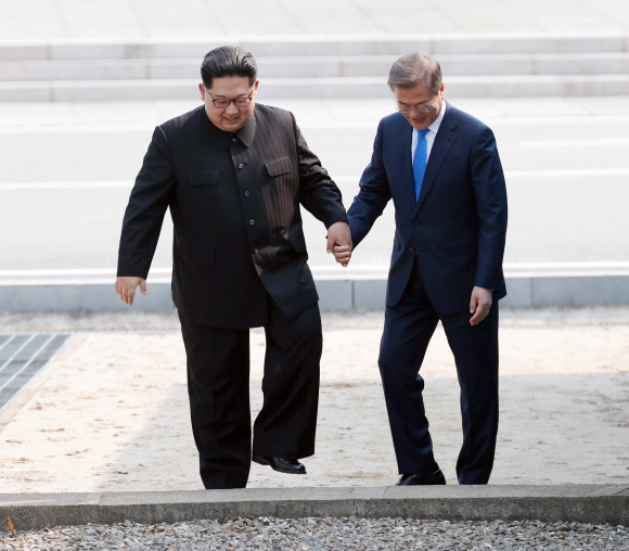 2018 남북정상회담이 열린 27일 오전 문재인 대통령과 김정은 북한 국무위원장이 판문점에서 만나 인사를 나누고 있다.  안주영 기자 jya@seoul.co.kr