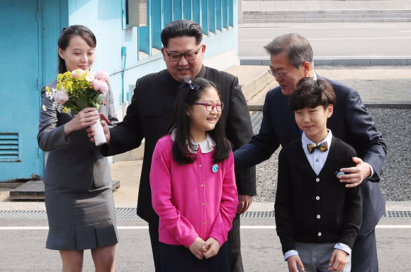 김여정 북한 당중앙위원회 제1부부장이 27일 판문점 자유의 집 앞에서 김정은 국무위원장으로부터 꽃다발을 건네받고 있다. 안주영 기자 jya@seoul.co.kr