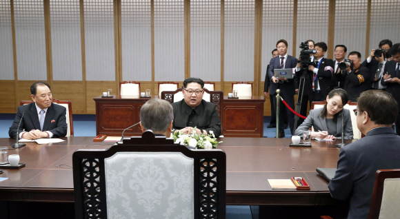 문재인 대통령과 김정은 북한 국무위원장이 27일 평화의 집에서 첫 남북정상회담을 하고 있다. 남측에는 임종석 청와대 비서실장과 서훈 국가정보원장, 북측에는 김여정 당중앙위원회 제1부부장과 김영철 당중앙위원회 부위원장이 배석했다.  안주영 기자 jya@seoul.co.kr