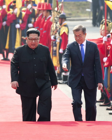 문재인 대통령과 김정은 북한 국무위원장이 27일 오전 경기도 파주 판문점 남측 평화의 집 앞에서 열린 공식환영식에 입장하고 있다. 2018. 04. 27 안주영 기자 jya@seoul.co.kr