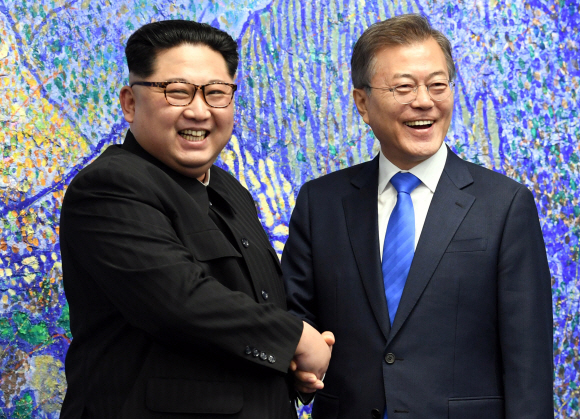 문재인(오른쪽) 대통령과 김정은 국무위원장이 지난 4월 27일 판문점에서 열린 남북정상회담에 앞서 기념 촬영을 하고 있다. 안주영 기자 jya@seoul.co.kr