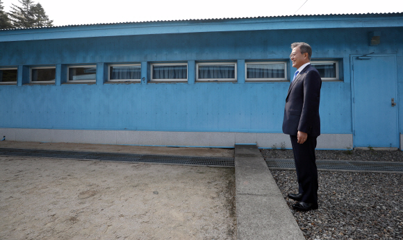 27일 문재인 대통령이 경기도 파주시 판문점 군사분계선에서 김정은 북한 국무위원장을 기다리고 있다.  안주영 기자 jya@seoul.co.kr