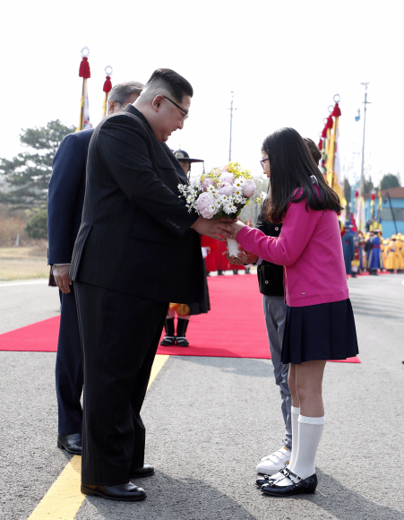남북정상회담이 열린 27일 화동이 김정은 북한 국무위원장에게 꽃을 전달하고 있다.  안주영 기자 jya@seoul.co.kr