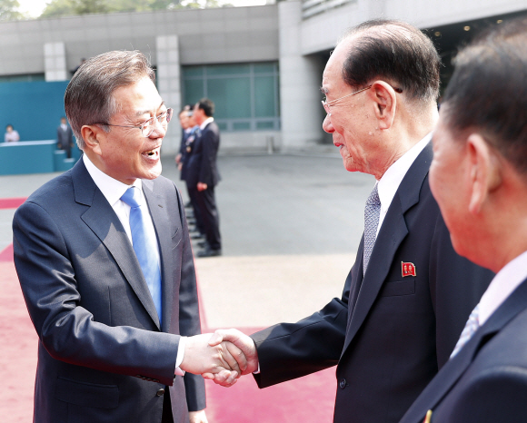 남북정상회담이 열린 27일 문재인 대통령이 김정은 북한 국무위원장의 소개로 북측 수행원 김영남 최고인민회의 상임위원장과 악수 하고 있다.  안주영 기자 jya@seoul.co.kr