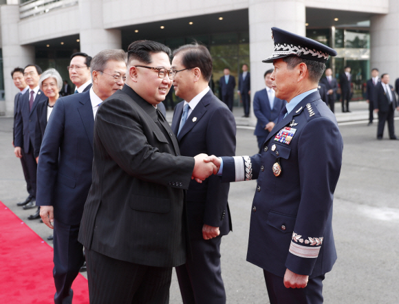 남북정상회담이 열린 27일 문재인 대통령의 소개로 김정은 북한 국무위원장이 정경두 합참의장과 악수 하고 있다.  안주영 기자 jya@seoul.co.kr