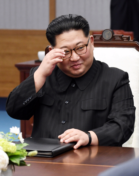 김정은 북한 국무위원장이 27일 오전 판문점 평화의 집 2층 회담장에서 열린 남북정상회담에 앉아 있다.  안주영 기자 jya@seoul.co.kr