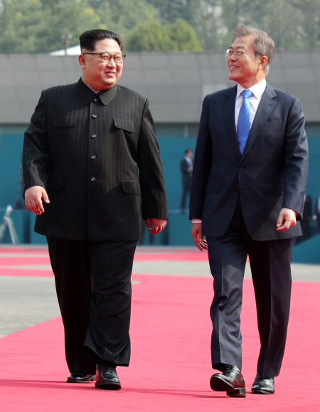 문재인 대통령과 북한 김정은 국무위원장이 27일 오전 판문점에서 만나 회담장으로 이동하고 있다. 연합뉴스