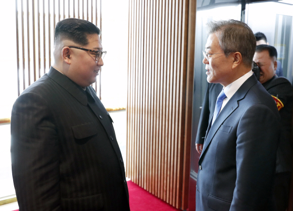 27일 오전 정상회담을 마친 후 평화의 집 2층 엘리베이터 앞에서 문재인 대통령과 김정은 국무위원장이 대화를 하고 있다.  안주영 기자 jya@seoul.co.kr