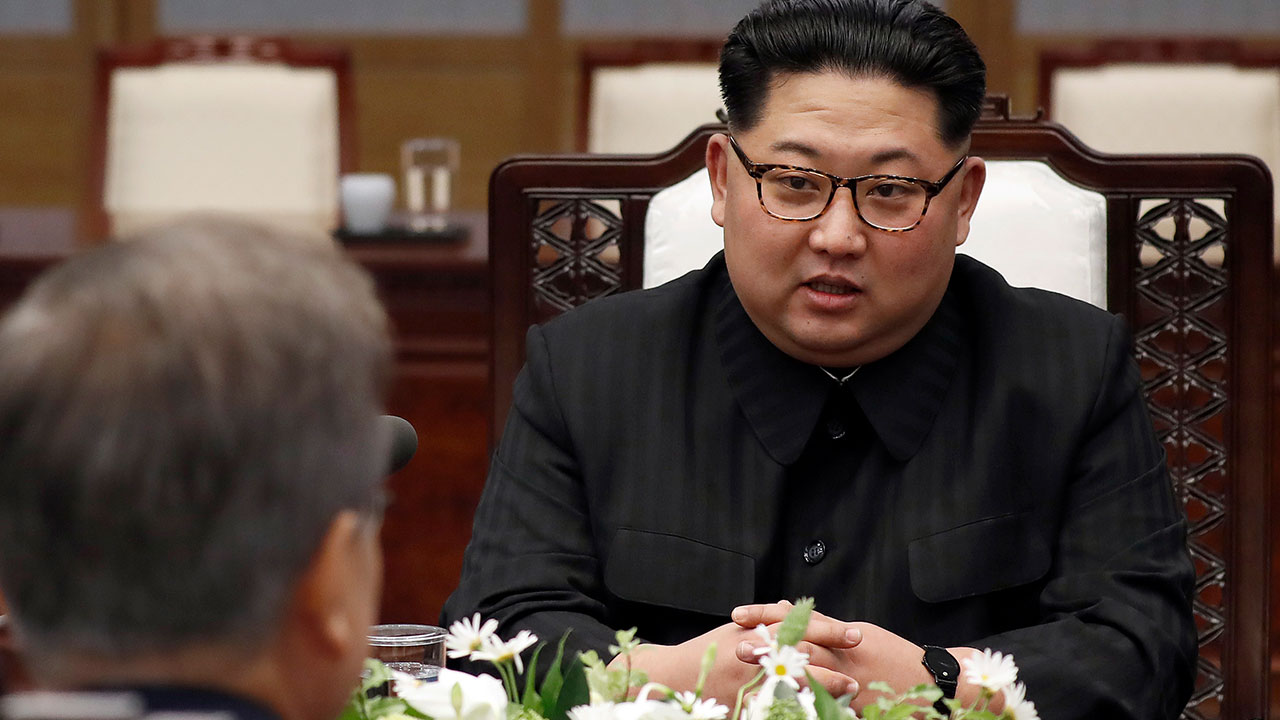 김정은 북한 국무위원장이 남북정상회담에서 먼저 발언을 시작하고 있다. 판문점 공동사진취재단.