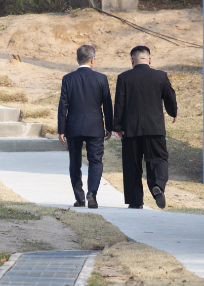 문재인 대통령과 김정은 국무위원장이 기념 식수 후 산책을 하고 있다. 2018. 04. 27  안주영 기자 jya@seoul.co.kr