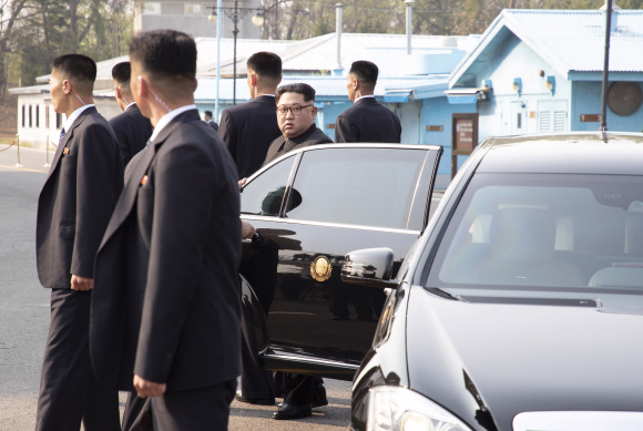 김정은 북한 국무위위원장이 27일 오후 경기도 파주 판문점에서 오후 일정을 시작하기 위해 경호를 받으며 이동한 뒤 차량에서 내리고 있다.  안주영 기자 jya@seoul.co.kr