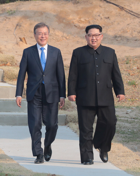 2018 남북정상회담이열린 27일 오후 문재인 대통령과 김정은 국무위원장이 도보다리를 산책을 다녀오며 이야기를 나누고 있다. 2018. 04. 27  안주영 기자 jya@seoul.co.kr