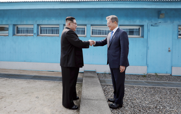 군사분계선 사이로 두 정상 첫 악수 