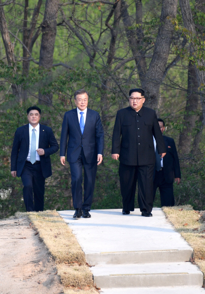 문재인 대통령과 김정은 국무위원장이 27일 오후 판문점 도보다리 산책 회담을 마친 후 돌아오고 있다. 2018.4.27 안주영 기자 jya@seoul.co.kr