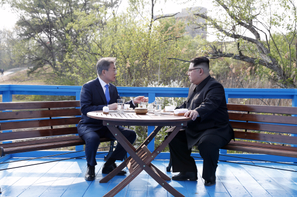 문재인 대통령과 김정은 국무위원장은 도보다리 위에서 담소를 나누고 있다. 2018.4.27  한국 공동사진기자단