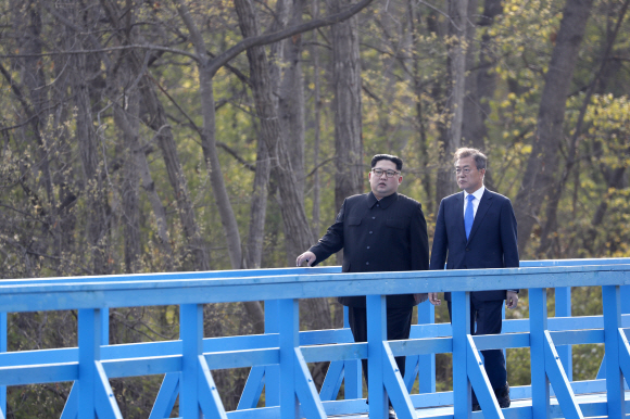 문재인 대통령과 김정은 국무위원장은 공동 식수를 마친 후 군사분계선 표식물이 있는 ‘도보다리’까지 산책을 하며 담소를 나누고 있다. 안주영 기자 jya@seoul.co.kr