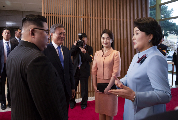 문재인 대통령과 부인 김정숙 여사와 김정은 국무위위원장과 부인 리설주 여사가 27일 오후 경기도 파주 판문점 내 평화의 집에서 만나 인사하고 있다. 2018.4.27 한국 공동사진기자단