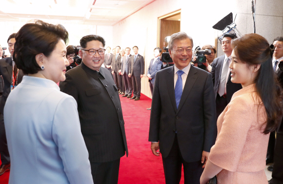 남북 정상 내외가 27일 경기도 파주 판문점 평화의집에서 만나 인사하고 있다. 한국 공동사진기자단