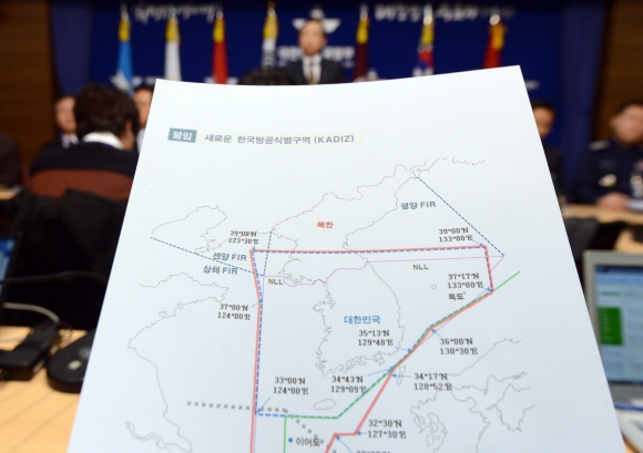 장혁 국방부 정책기획관이 8일 오후 용산 국방부에서 한국 방공식별구역(KADIZ) 조정안 발표에 대한 기자들의 질문에 답하고 있다. 2013.12.8 서울신문DB