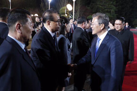 문재인 대통령이 27일 오후 판문점 평화의 집 앞에서 에서 열린 환송 공연이 끝난 뒤 떠나는 북측 수행단을 배웅하고 있다. 2018.4.27