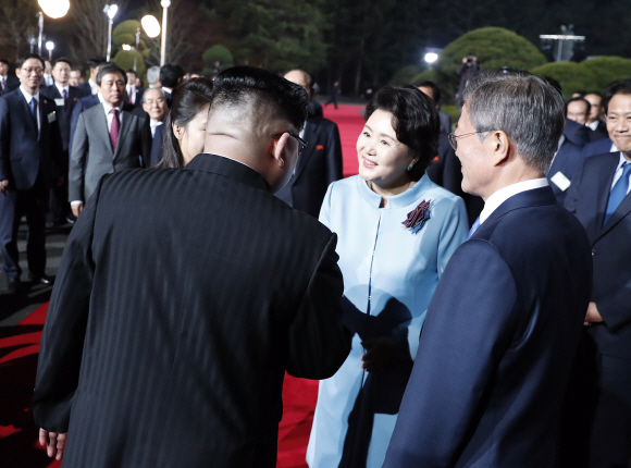 문재인 대통령과 김정숙 여사가 27일 경기도 파주 판문점 평화의집 앞에서 김정은 북한 국무위원장과 리설주 여사를 환송하고 있다.