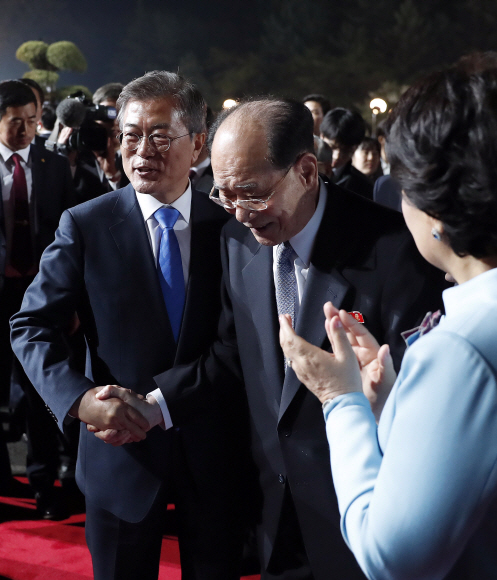 문재인 대통령과 김정숙 여사가 27일 경기도 파주 판문점 평화의집 앞에서 북측 인사를 환송하고 있다.