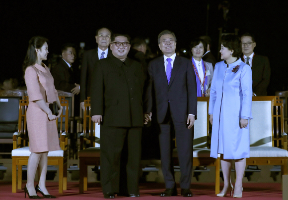 남북 정상 내외가 27일 오후 만찬후 판문점 평화의 집 앞에서 열린 공연을 보고 있다. 2018.4.27