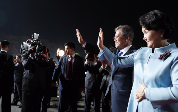 문재인 대통령과 김정숙 여사가 27일 경기도 파주 판문점 평화의집 앞에서 김정은 북한 국무위원장과 리설주 여사를 환송하고 있다.